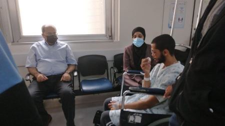 النائب الطيبي يزور الشاب محمود شيخ يوسف الذي اصيب في عينه في الاقصى